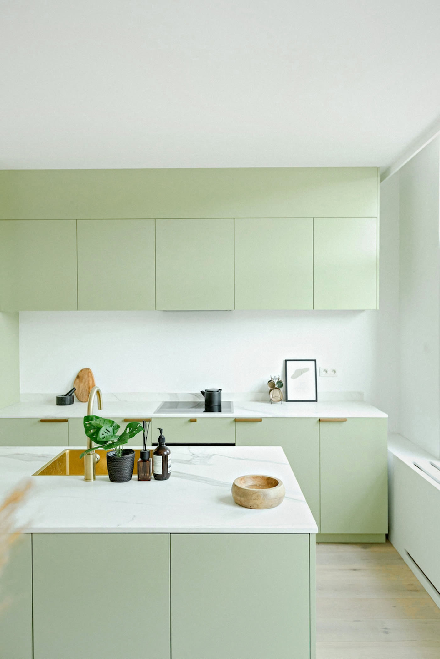 Keuken in saliegroen met messing kraan