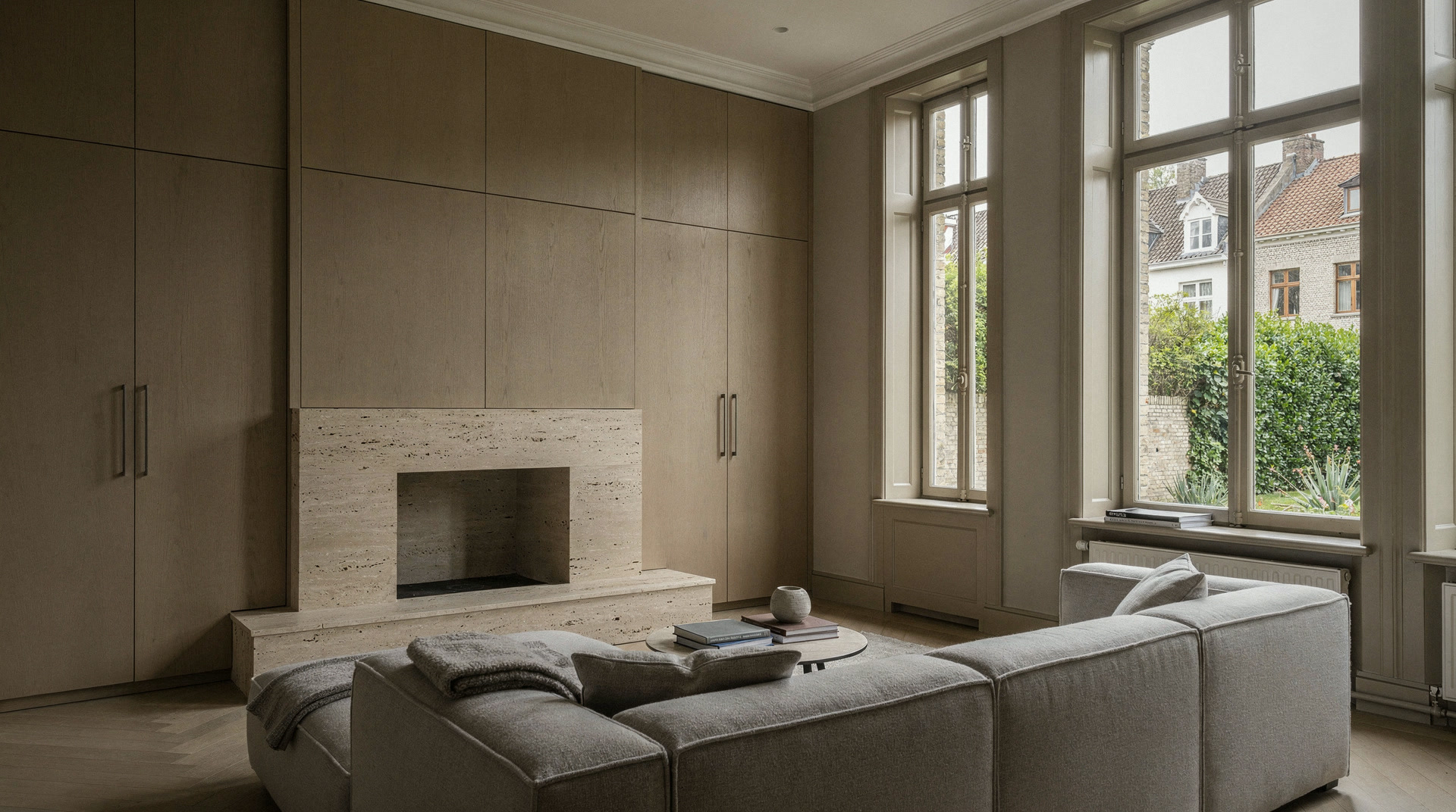 Totaalinterieur van een woning in eik en travertijn