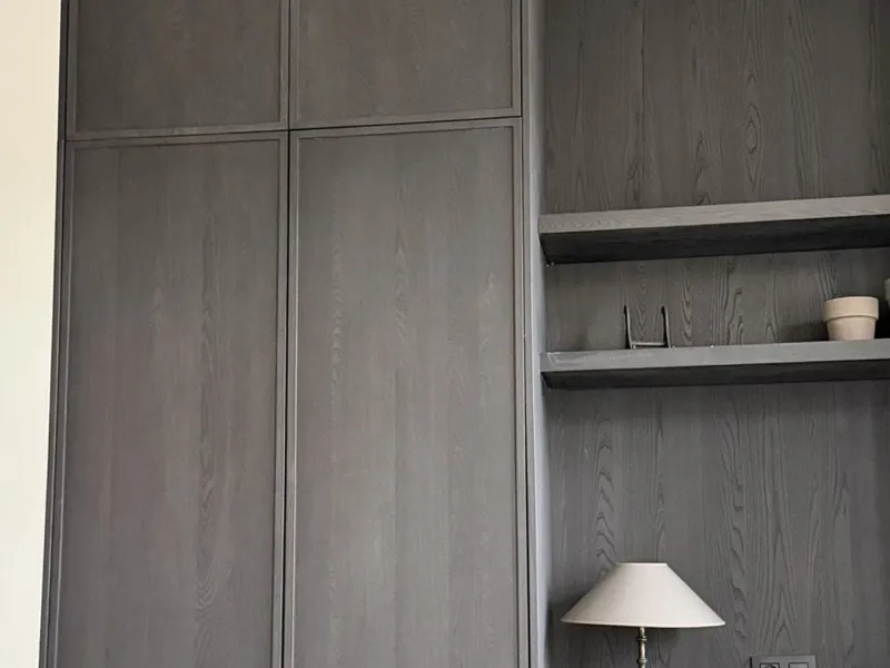 Kast tot tegen het plafond met open legplanken