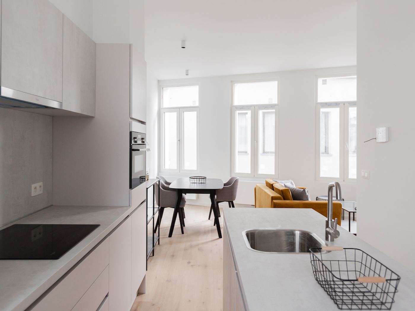 Betonlook met eiland, keuken op maat in Antwerpen door Cervano