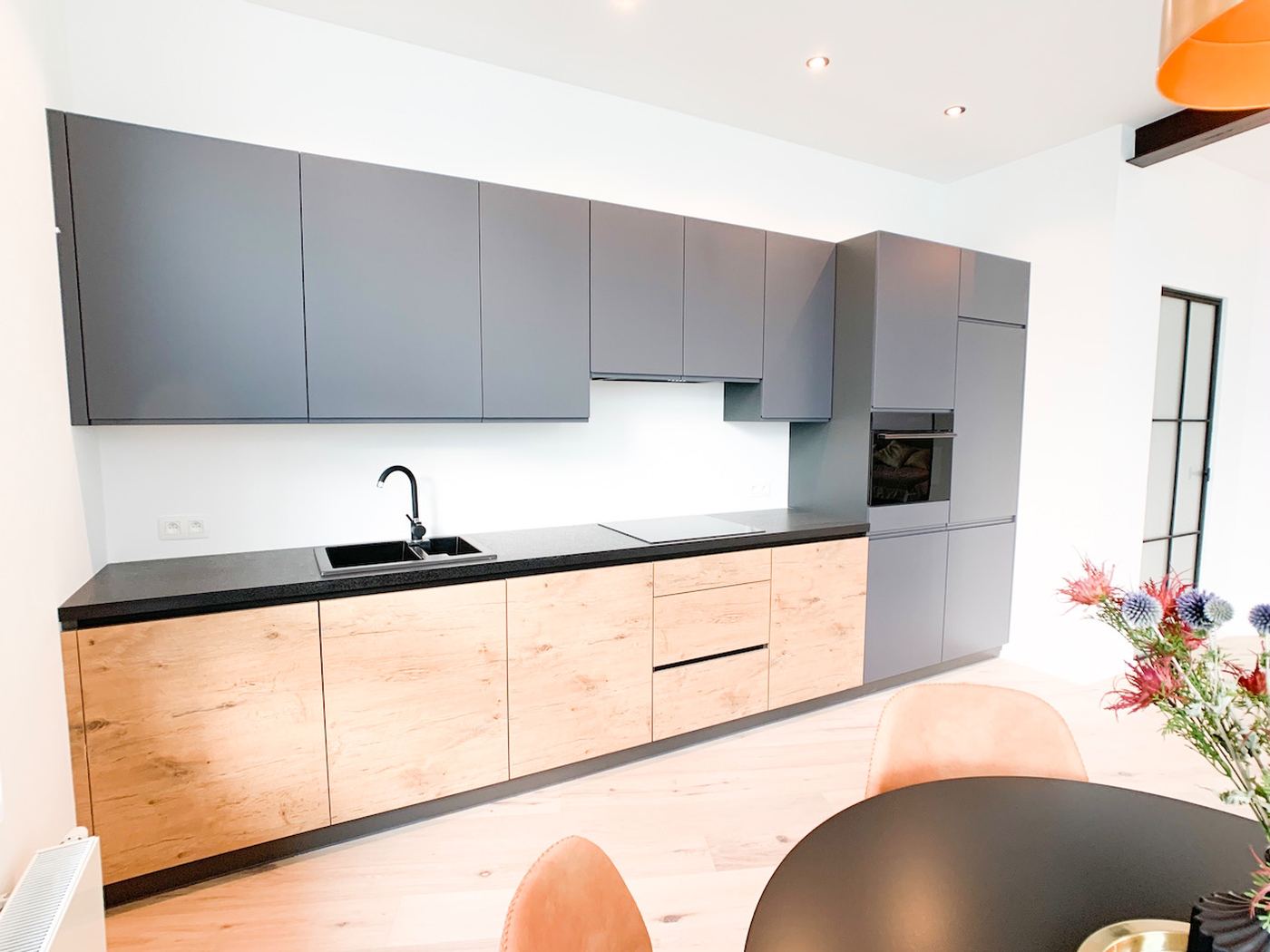 Eik en antraciet, keuken op maat in Antwerpen door Cervano