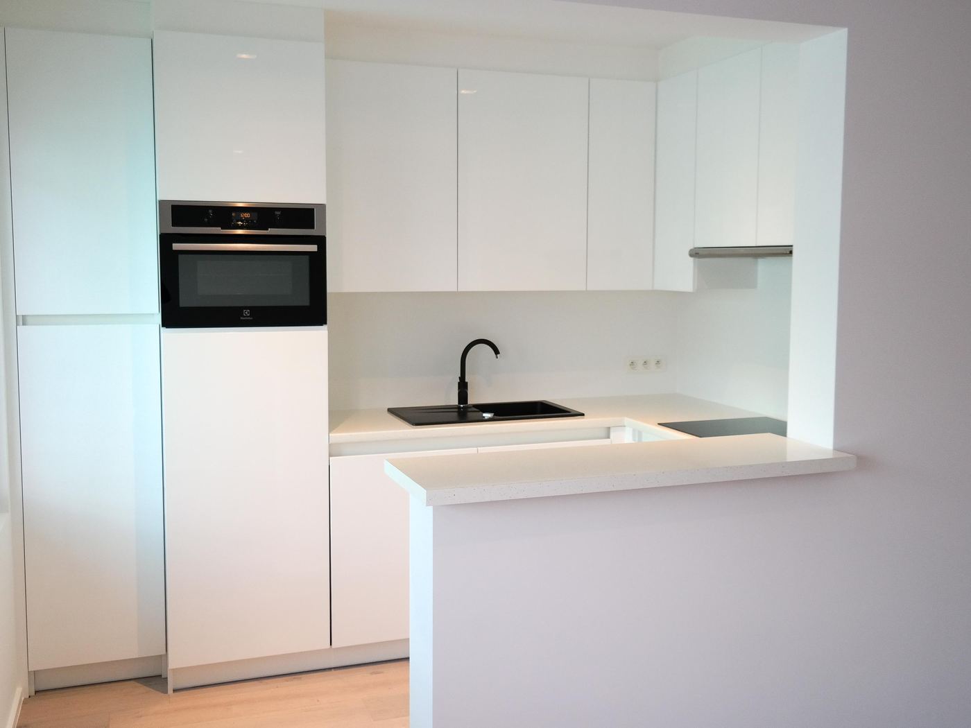 Wit hoogglans met bar, keuken op maat in Antwerpen door Cervano
