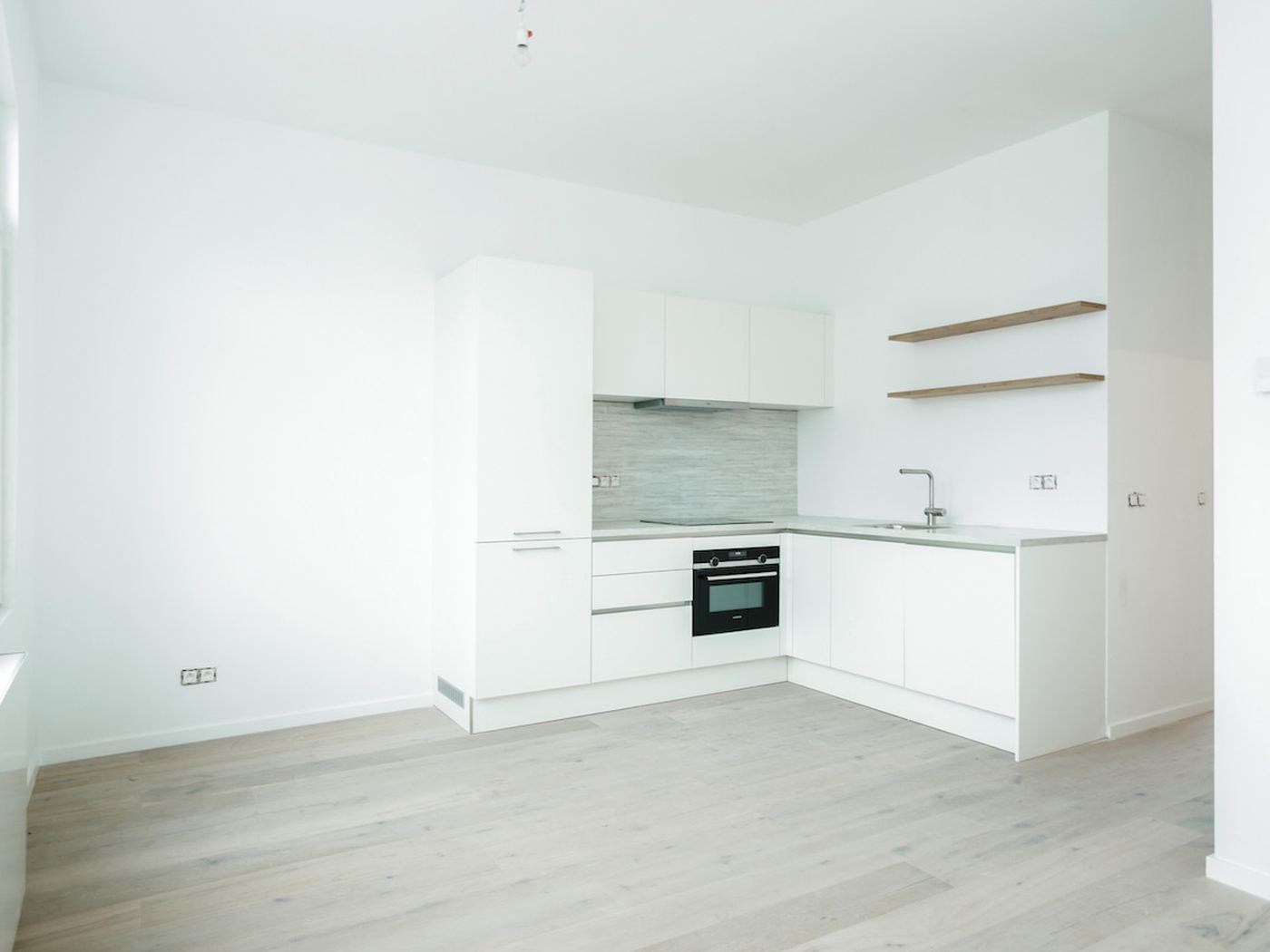 Witte L met eiken schappen, keuken op maat in Antwerpen door Cervano