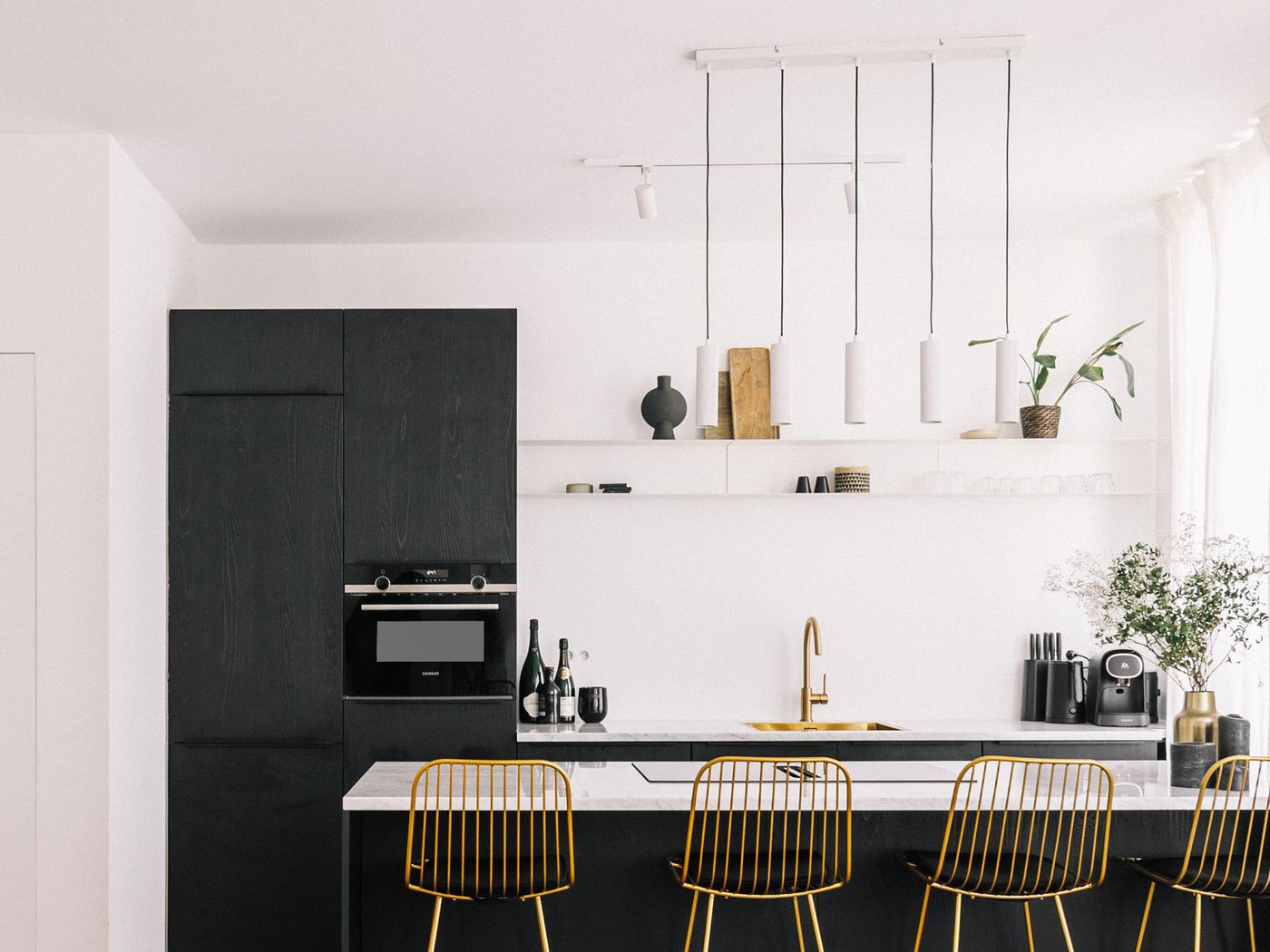 Zwart eiland met messing, keuken op maat in Antwerpen door Cervano