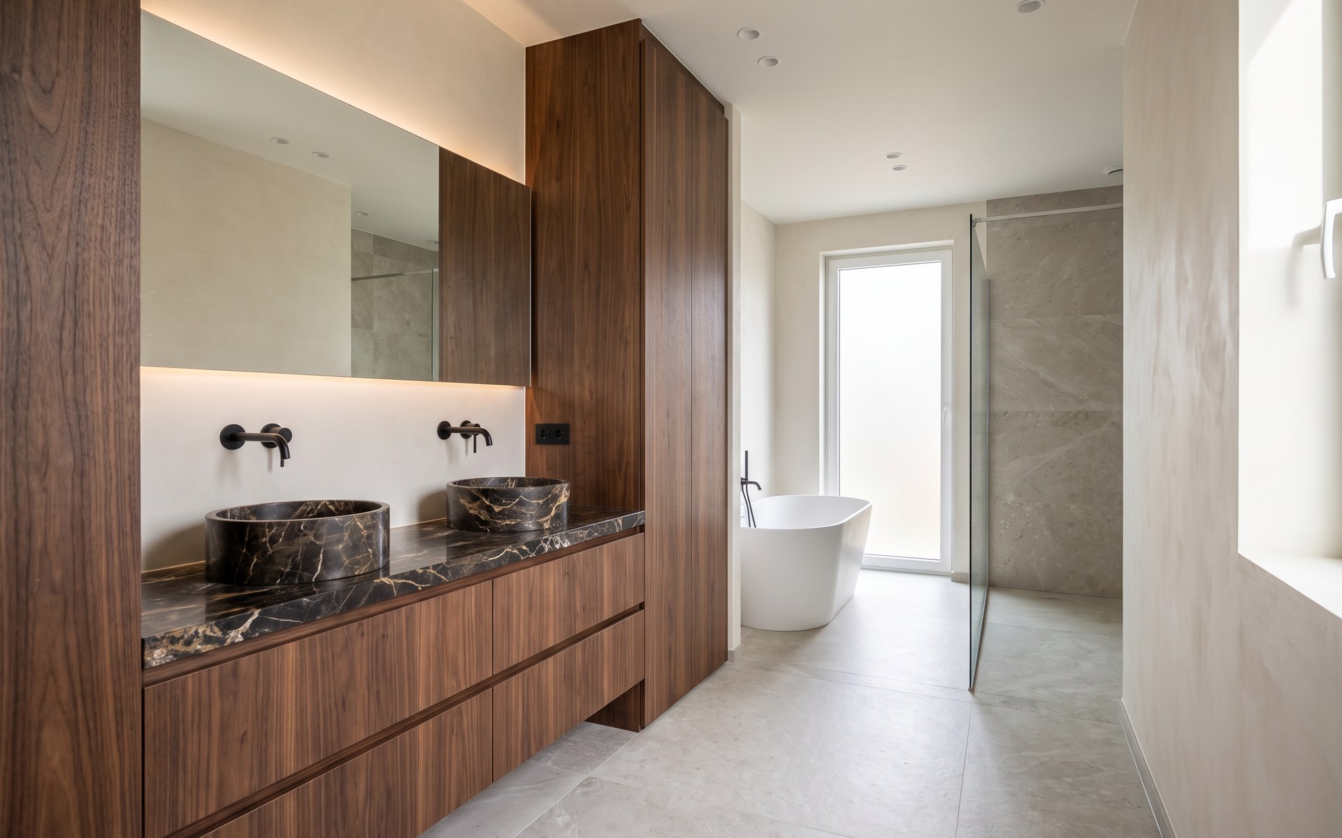 Ontwerp van een badkamer met een dubbel wastafelmeubel in notelaar, twee marmeren kommen, een kast tot het plafond en een vrijstaand bad