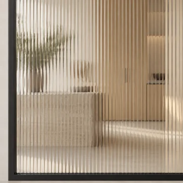 Verre cannelé dans une porte en acier