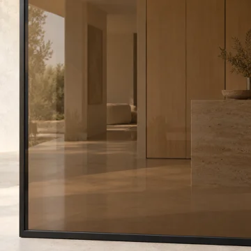 Verre fumé bronze dans une porte en acier