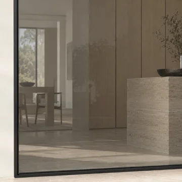 Verre fumé gris dans une porte en acier